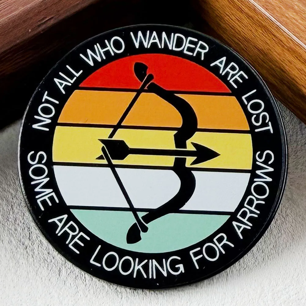 Nicht alle, die wandern, sind verloren – Emaille-Pin, Bogenschießen-Brosche, Retro-Sonnenuntergang-Abzeichen, Outdoor-Sport-Abenteuer-Geschenk für Bogenschützen-Fans