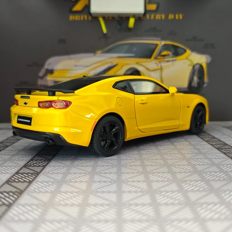 1:24 simulation Chevrolet Camaro 2023 alloy supercar model doors and the front hood and trunk door can also be opened