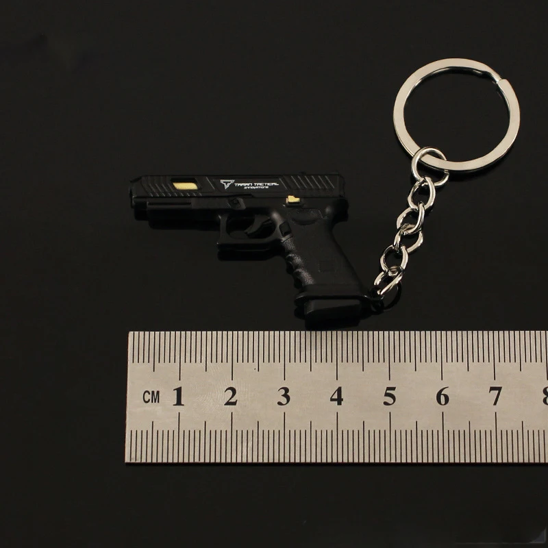 Hot Game Mini Gun Model Keychain Cosplay Weapons Ttig34 M1896 M500 Colt357 Mini R45 P08 Halloween Party Decoration Metal Gifts