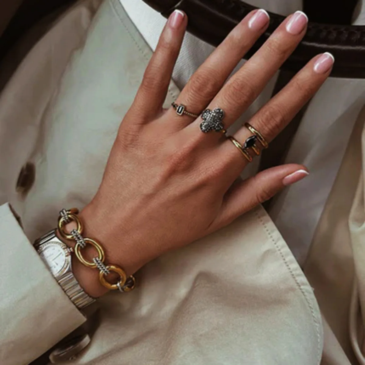 طقم قلادة بسلسلة مكتنزة بلونين للنساء من الذهب والفضة عيار 18 قيراط