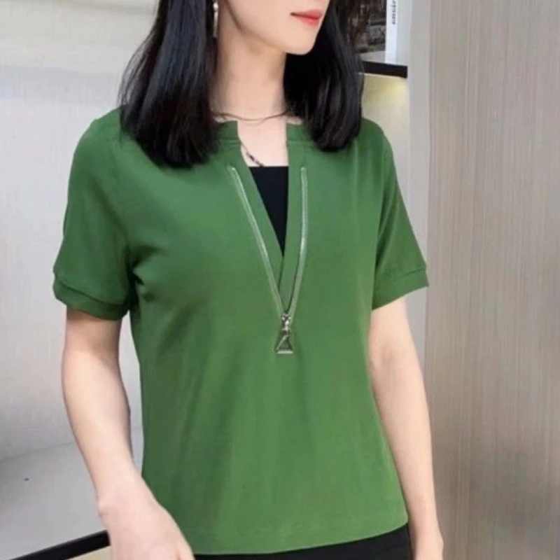 

2024 New Summer Commuting Fashion Casual Loose and Versatile Hem Patchwork Zipper V-neck Short Sleeved Women's T-shirt Top