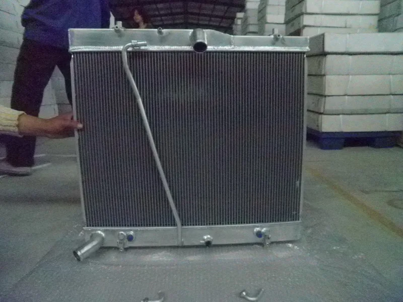 Aluminum radiator For TOYOTA HIACE 2.7L LWB / TRH petrol AT/MT 2005 on