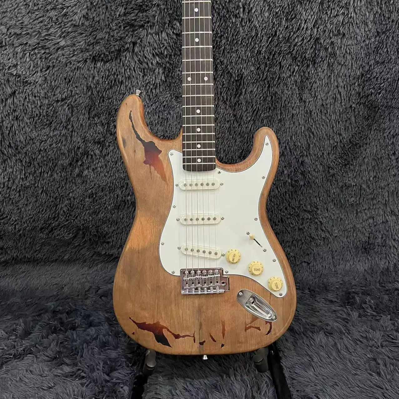

Classic super retro electric guitar Rosewood fretboard with good sound quality and high quality free shipping ﻿