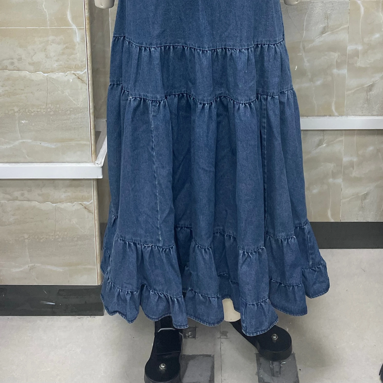 

2025 женская джинсовая длинная многоярусная юбка, свободная однотонная эластичная талия трапециевидной формы, повседневная джинсовая юбка с рюшами, летняя уличная одежда