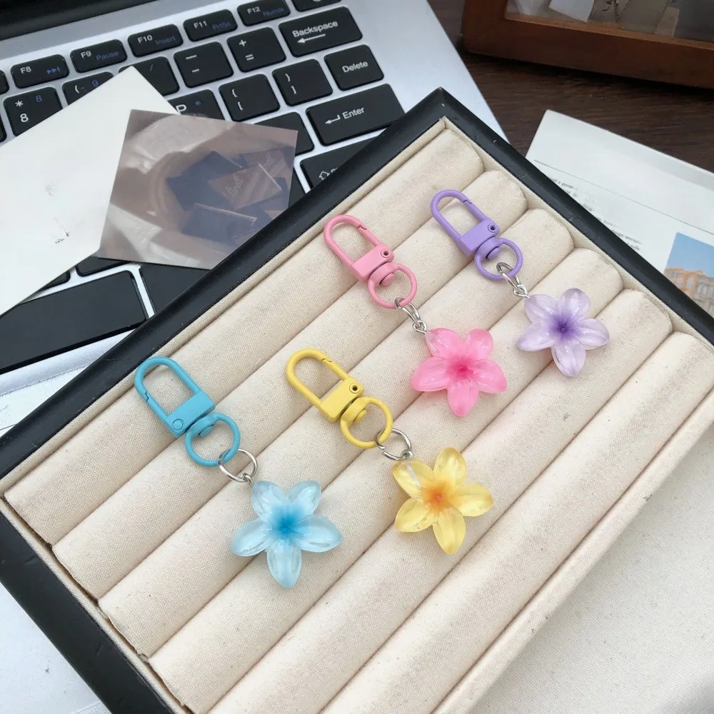 Color transparent little daisy keychain female cute key pendant bag hanging jewelry earphone bag