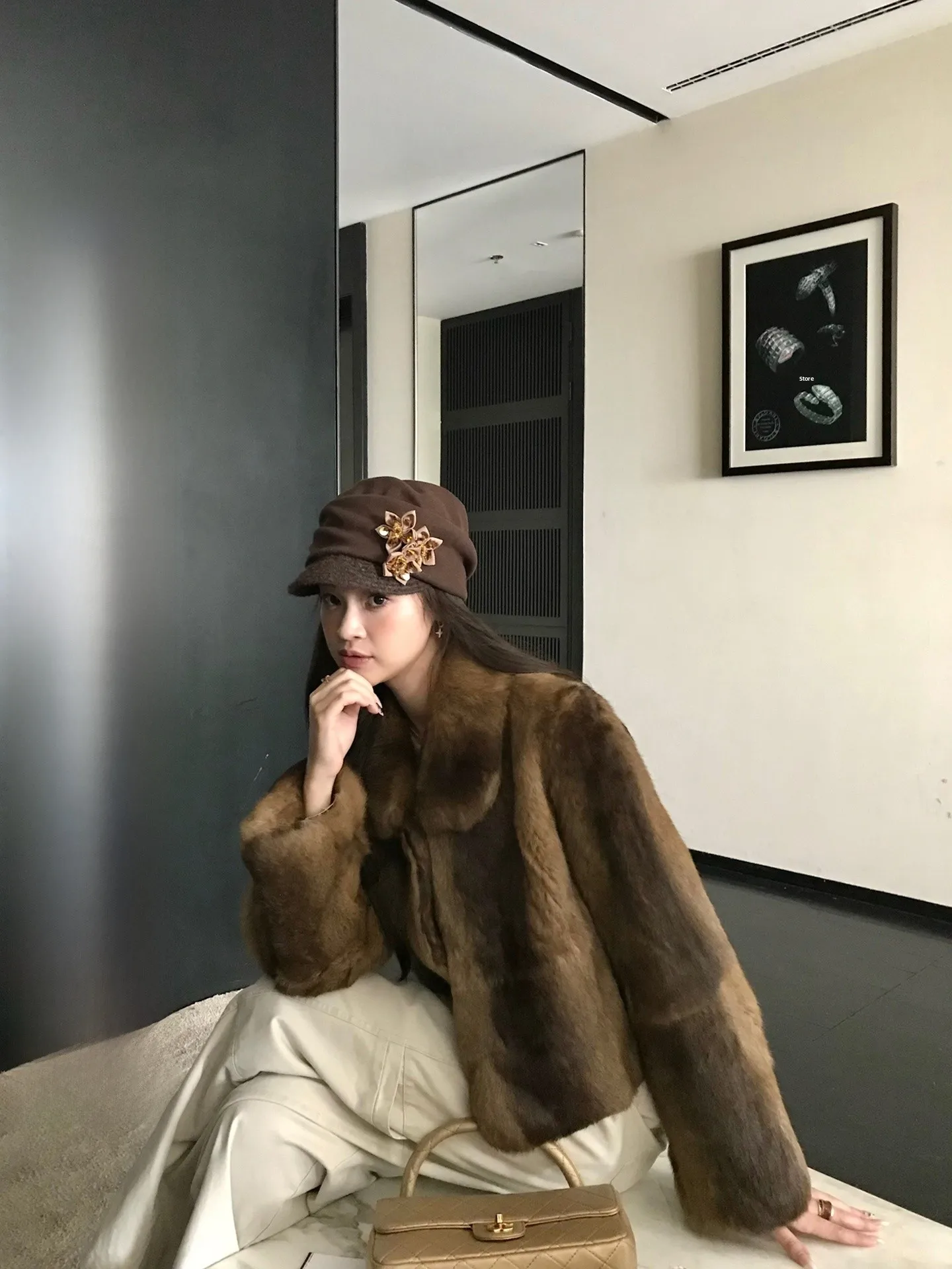 

Женская короткая куртка ZM Zhou Mi в стиле Old Money из двухцветного кроличьего меха с отложным воротником, пушистая, теплая, повседневная, модная