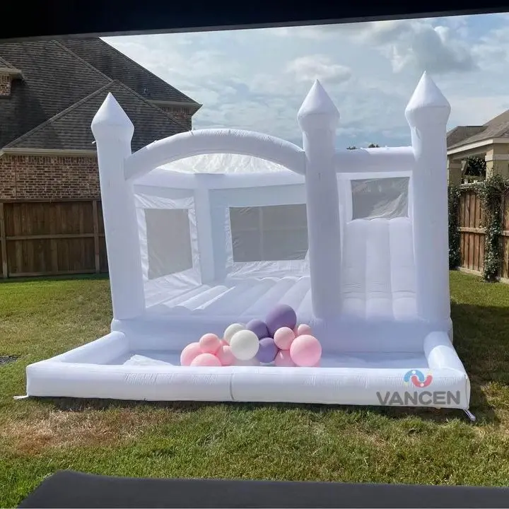 

Надувной батут белого цвета длиной 15 футов с горкой, большим передним бассейном с шариками и просторной центральной зоной для прыжков, для свадеб и вечеринок.