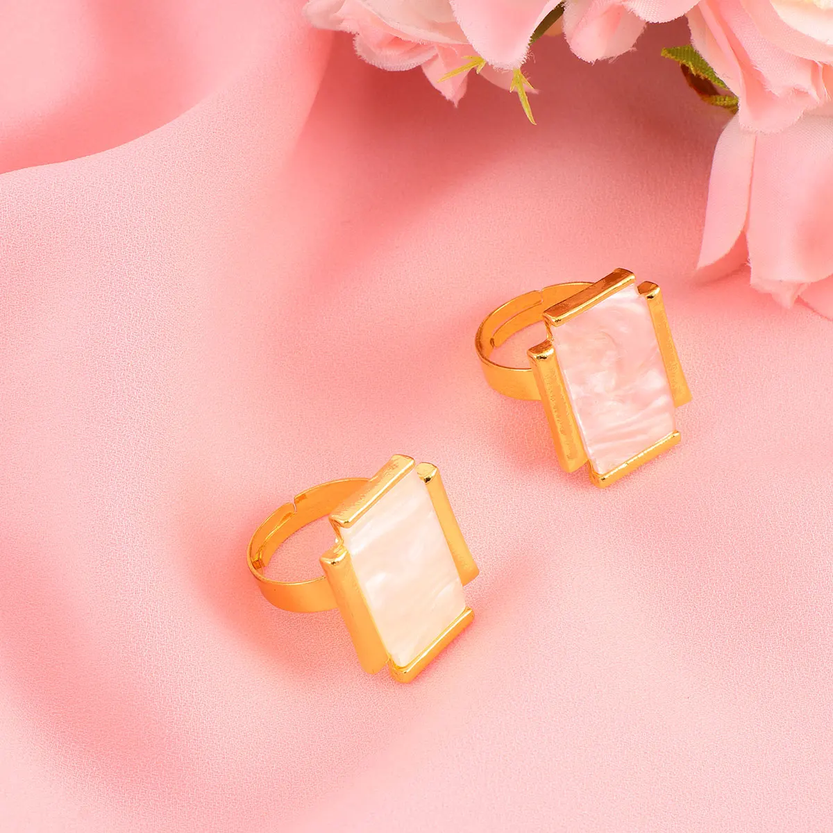 

2pcs Nail Art Color Display Palette Smooth Texture Creative Crown Design For Mixing Lipsticks Foundation Photo Props (White