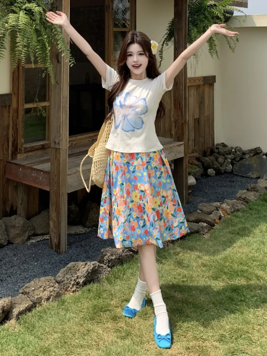 

Летний комплект больших размеров: футболка с коротким рукавом и принтом в цветочек, а также пышная юбка-полусолнце с цветочным узором. Повседневный, дышащий, универсальный.