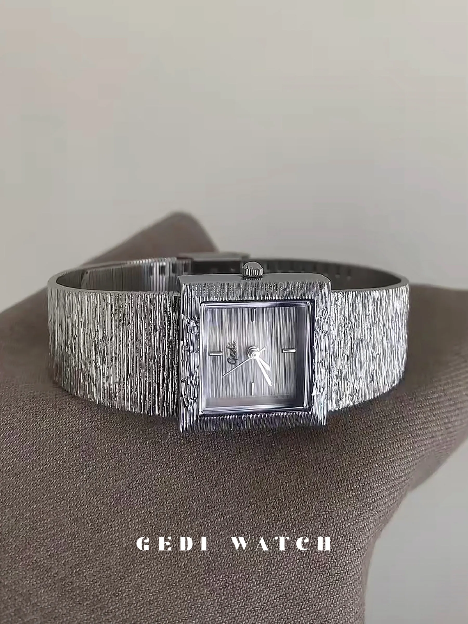 Retro Ladies Quartz Watch Square Case Niche Light Luxury Elegant High Sense Women Wristwatch for Office Daily Commute