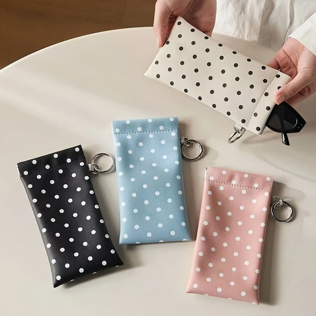 1 x PU-Leder-Brillentasche mit Polka-Dot-Muster, tragbares, automatisch schließendes Brillenetui mit Clip und Reinigungstuch