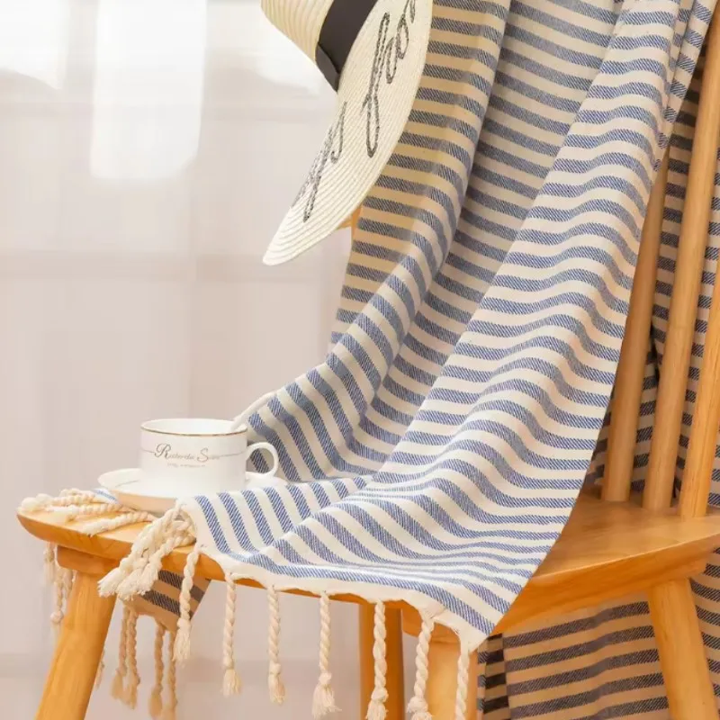 Serviette de plage turque rayures bleues et pompons grande_voghion.com