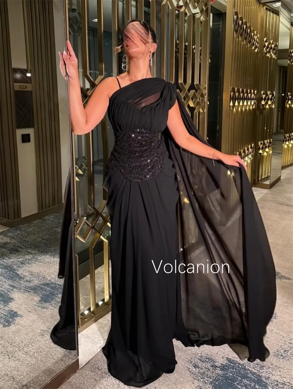 فساتين طويلة مخصصة بطيات شيفون كلاسيكية مطرزة مستقيمة بكتف واحد Quinceanera مناسبة مخصصة لامعة