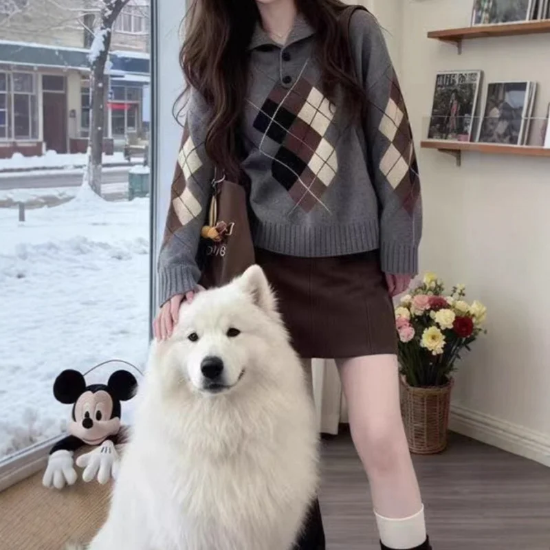 

Носите его как верхний слой или как внутренний слой, с винтажным узором. Стильный свитер с воротником-поло, серый, вязаный.