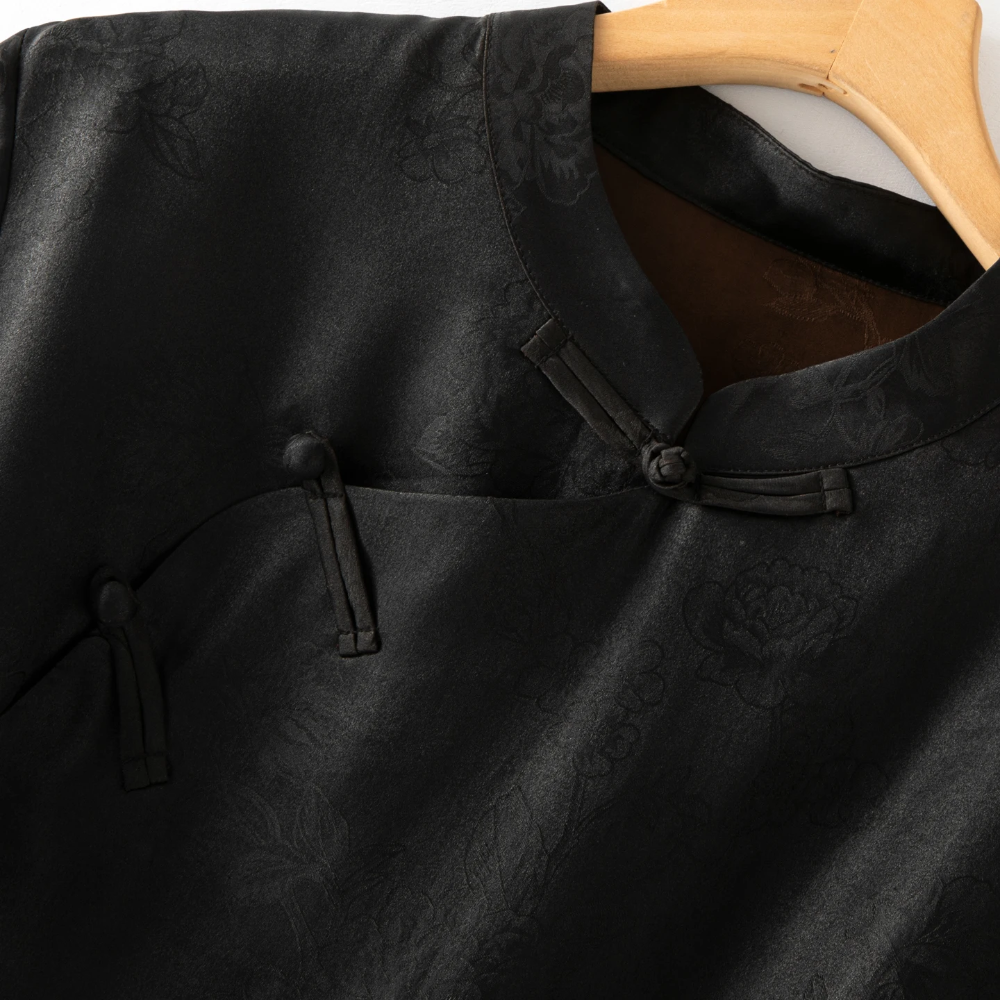 Stehkragen, 100 % natürliche Maulbeerseide, duftendes Wolkengarn, Jacquard, schräger Kragen, Schnalle, kurzärmeliges Damenmode-Hemd