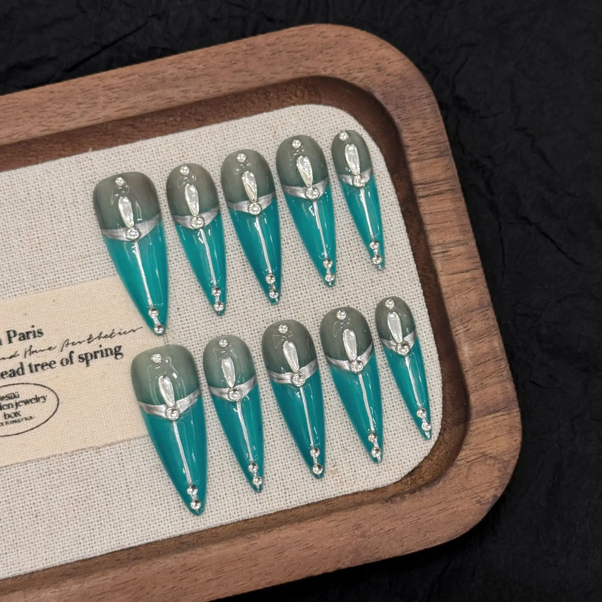 10 Stück handgemachte Y2K lange Stiletto-Nägel zum Aufdrücken, grünes Metall-Strass-Design, heiße Mädchen-Kunstnägel, tragbare falsche Nagelspitzen