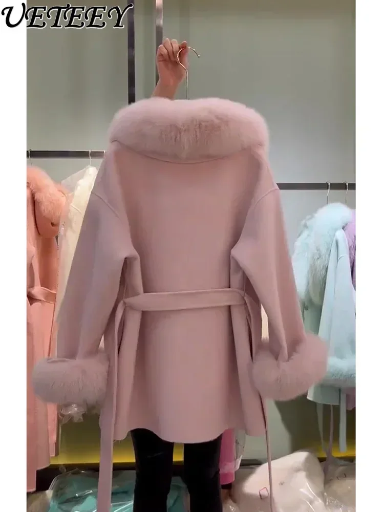 Cappotto di lana con collo in pelliccia rosa di fascia alta Autunno e inverno Nuovo cappotto di media lunghezza rosa unico in lana spessa stile coreano per le donne