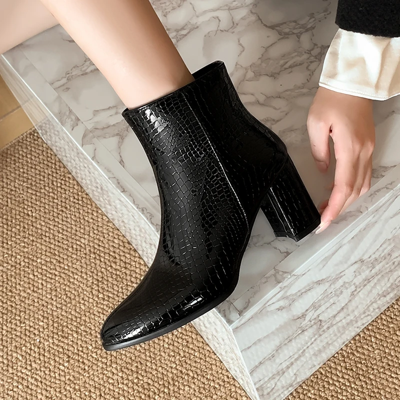 2026 Autumn and Winter New Fashionable Zipper Work Shoes with Three-dimensional Snake Pattern Pointed Fashion Ankle Boots