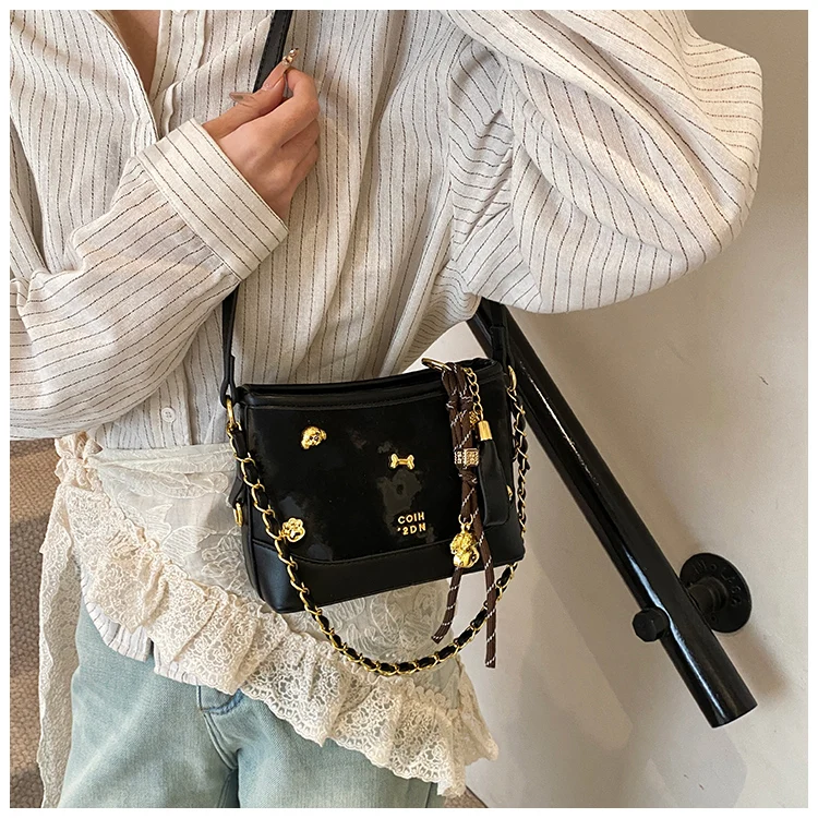 

Women's Crossbody Bag in Premium Leather By Luxury Brand - Classic Elegant Messenger Bag for Chic Ladies