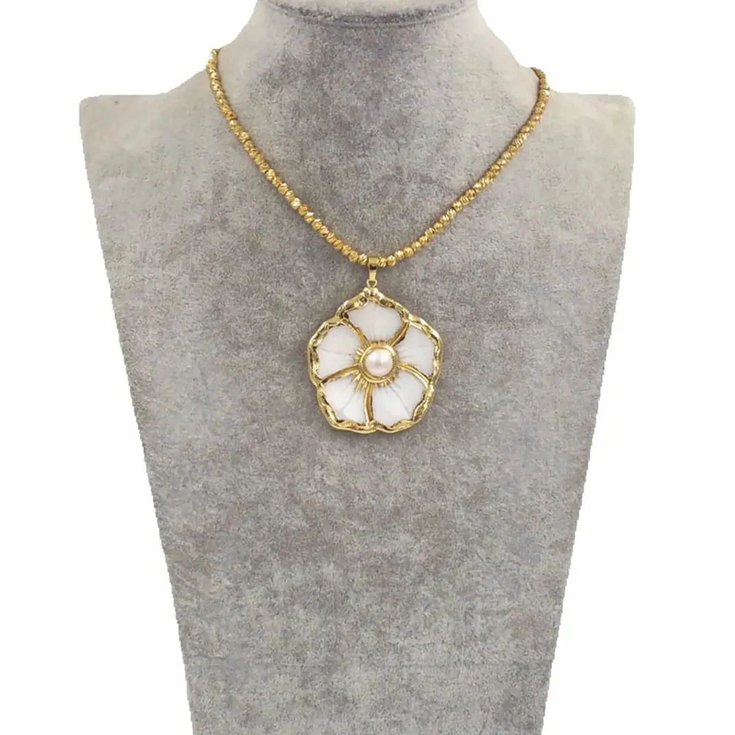 WT-JN342 Beautiful Vividly Flower Design Fine Shell&Pearl Pendant With Gold Beads 18 Inch Necklace For Women Sweater Decorative