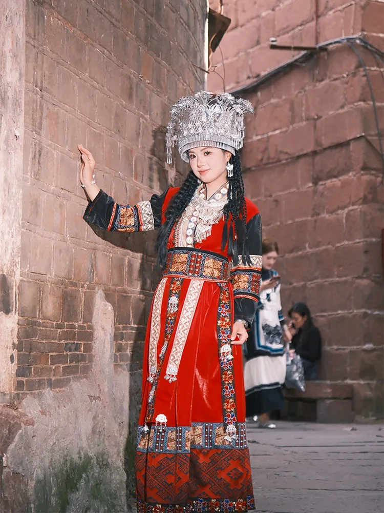 

Ethnic women's exotic costumes Yao long skirts dance performance travel photography