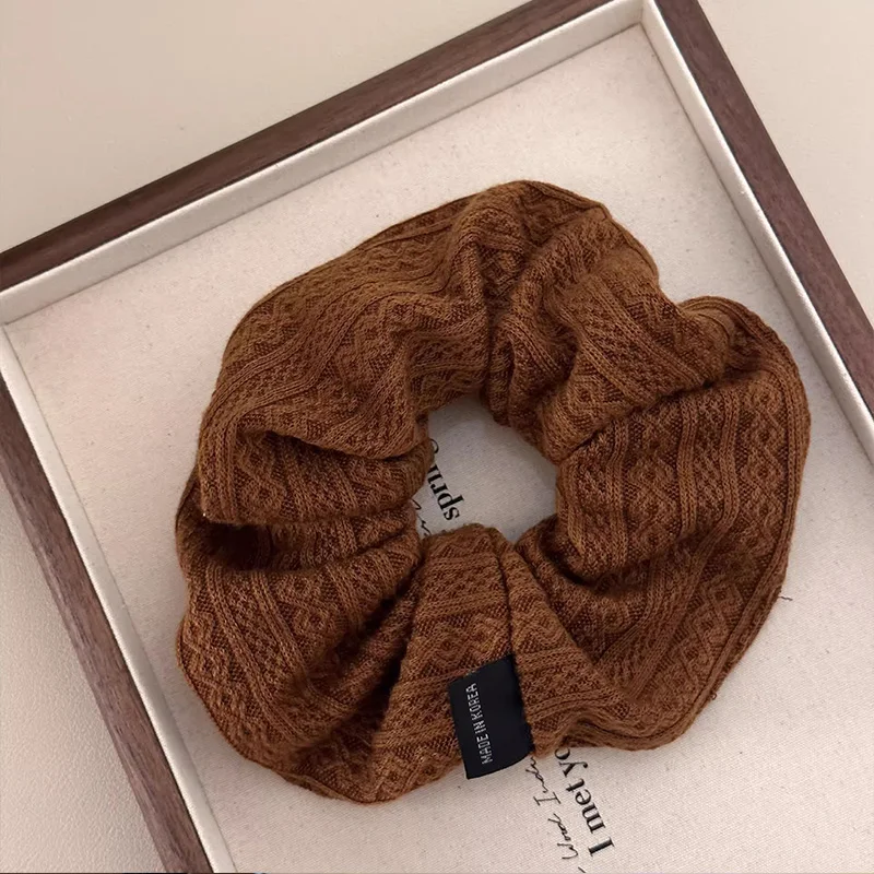 Vintage Strickmuster Scrunchie für Damen und Mädchen – Süßes Haarband, Haargummi, modisches Haar-Accessoire – Detail 5
