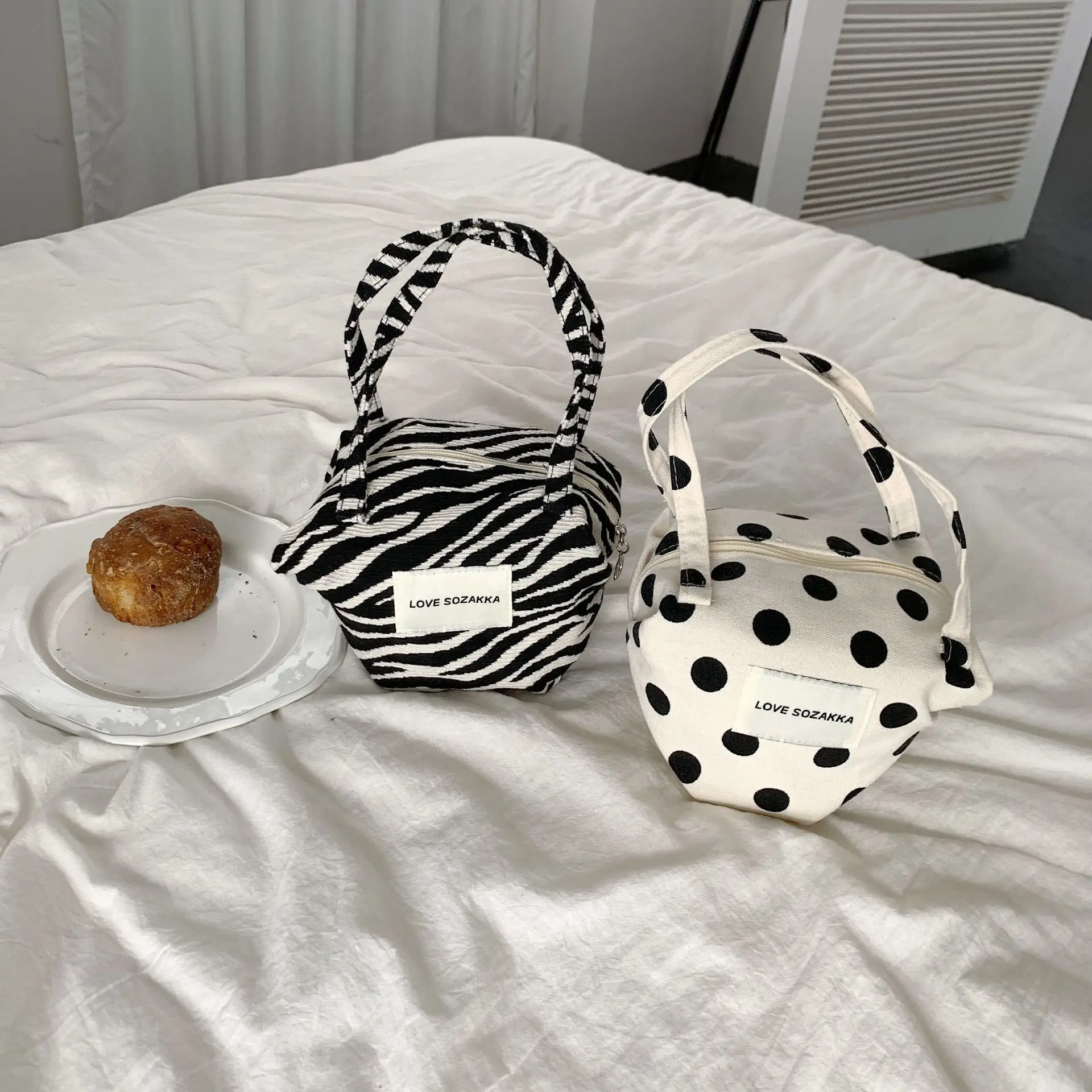 

Women's Bag Ins-style Fashionable Polka Dot Color-blocking Handbag Retro Fairy Walking Bag Hand-held Mommy Bag For Fashion Girls