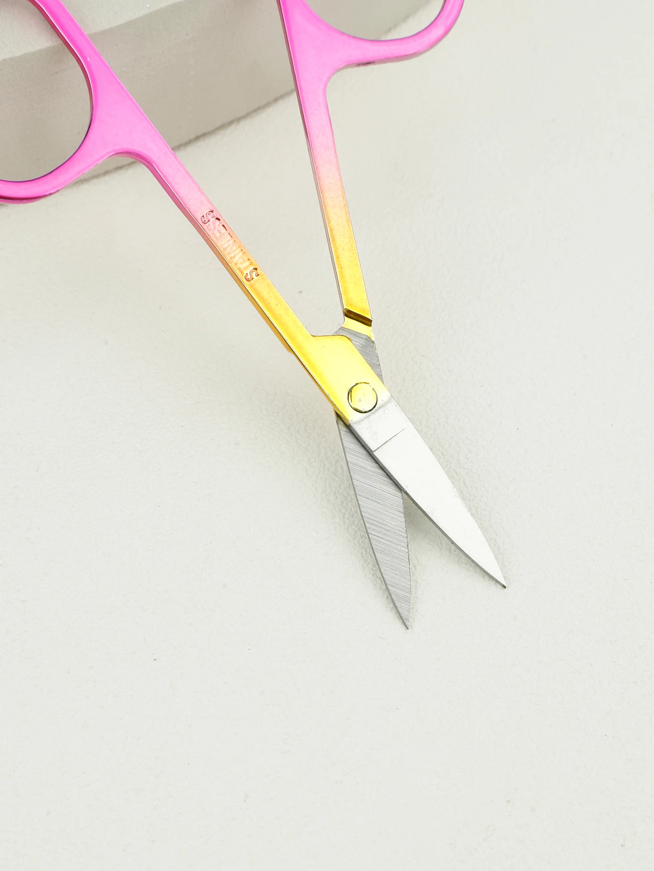 A gradient color beauty tools stainless steel eyebrow clipper eyebrow trimmer household beauty scissors small scissors