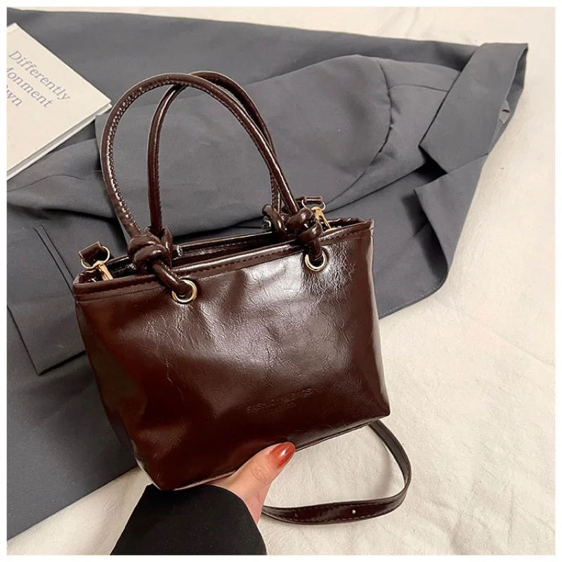 2025 nueva moda invierno versión coreana tendencia hermosa Color sólido Casual Simple bandolera bolso de cubo portátil mujeres