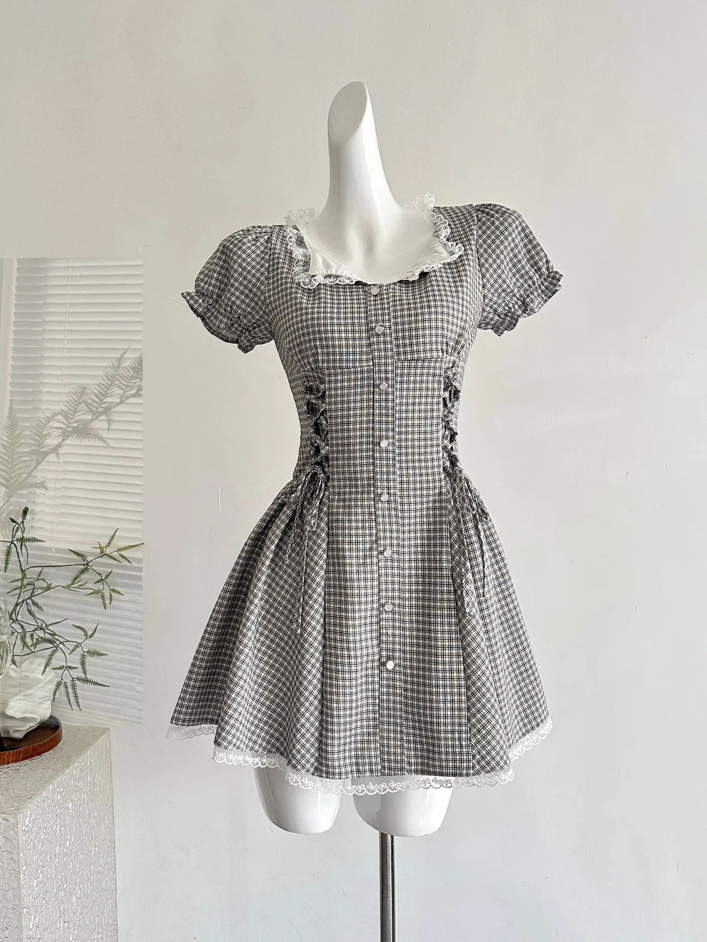 เดรสเชิ้ตลายสก็อตสไตล์ฝรั่งเศสย้อนยุคสำหรับผู้หญิง ฤดูร้อน เอวเข้ารูป แต่งลูกไม้ที่คอ แขนพองระบายชายกระโปรงสไตล์วินเทจหวานๆ รุ่นใหม่