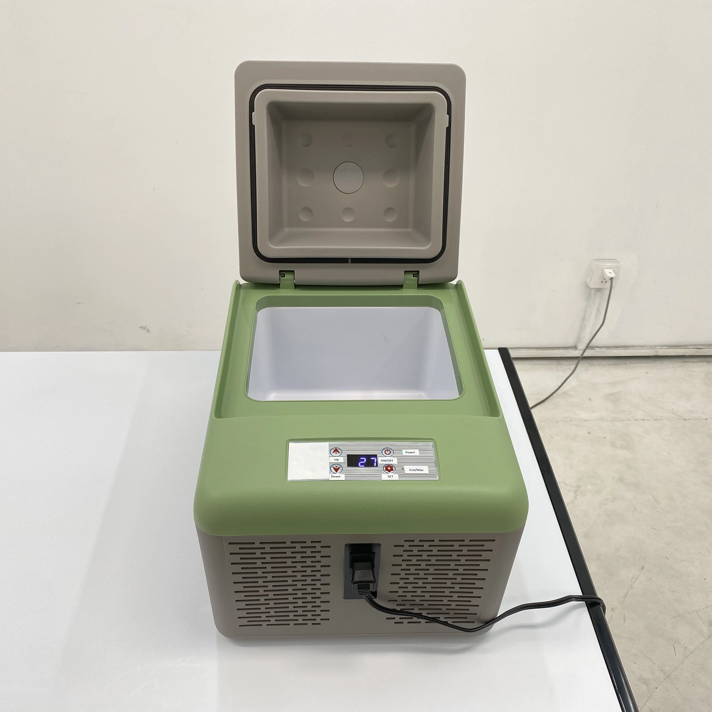 

Портативный автомобильный холодильник-компрессор 9-75 л, пластиковый, спортивный дизайн, прямое охлаждение, для кемпинга и путешествий