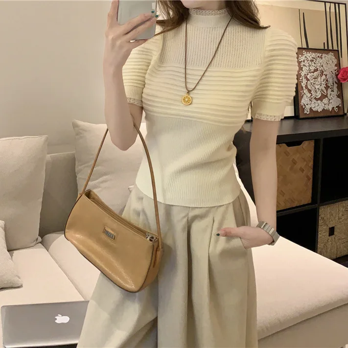 8047 Koronkowa Bluzka Letnia Nowa w Stylu Hong Kongu z Półgolfem, Bufiastymi Rękawami, Wycięciami i Efektem Wyszczuplającym w Talii, Dzianinowa z Krótkim Rękawem