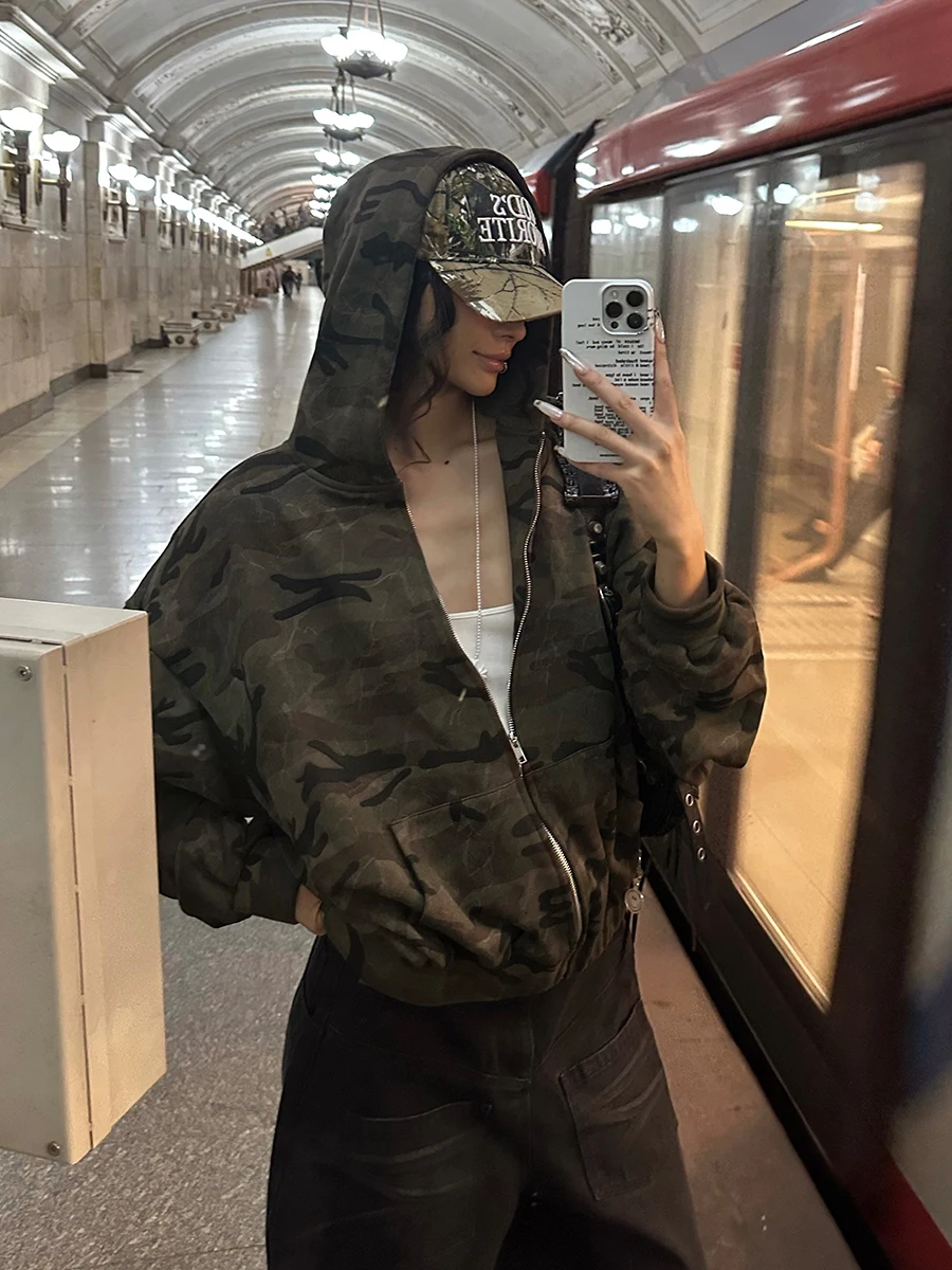 REDDACHiC Women Camouflage Sweatshirt Jacket with Hood Bib Pocket Long Sleeves Zip Up Oversized Cardigan Top Vintage Streetwear