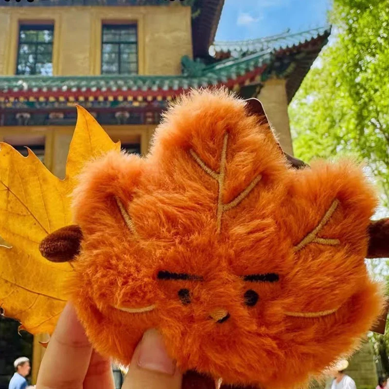 Simpatico portachiavi per auto in peluche morbido con foglia d'acero; Decorazione per borsa giocattolo per bambola di pezza