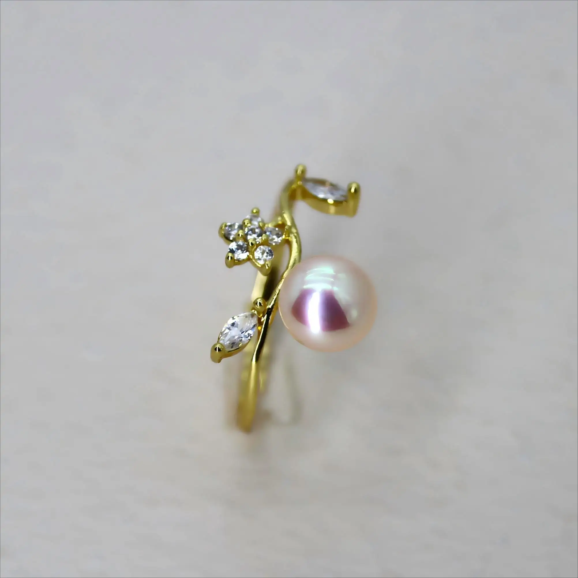 

JUNYE Elegant Gold Ring with Fine Floral Design And Pink Orange Pearl Fashionable Women's Jewelry Essential for Parties Banquets