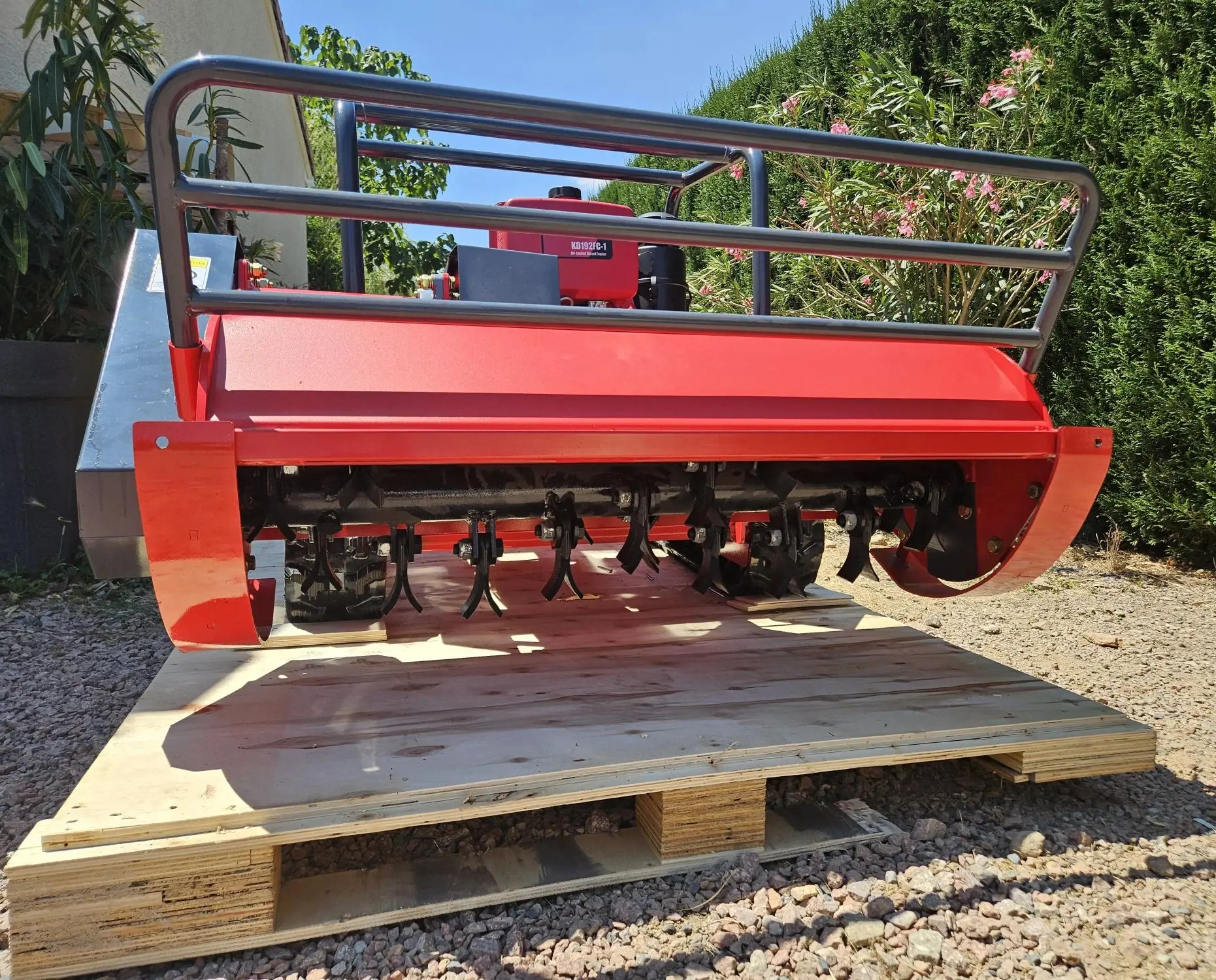 Flail Y-blade آلة تقطيع العشب ذاتية الدفع جزازة العشب رباعية الأشواط روبوت التحكم عن بعد جزازة العشب جميع التضاريس للتخصيص