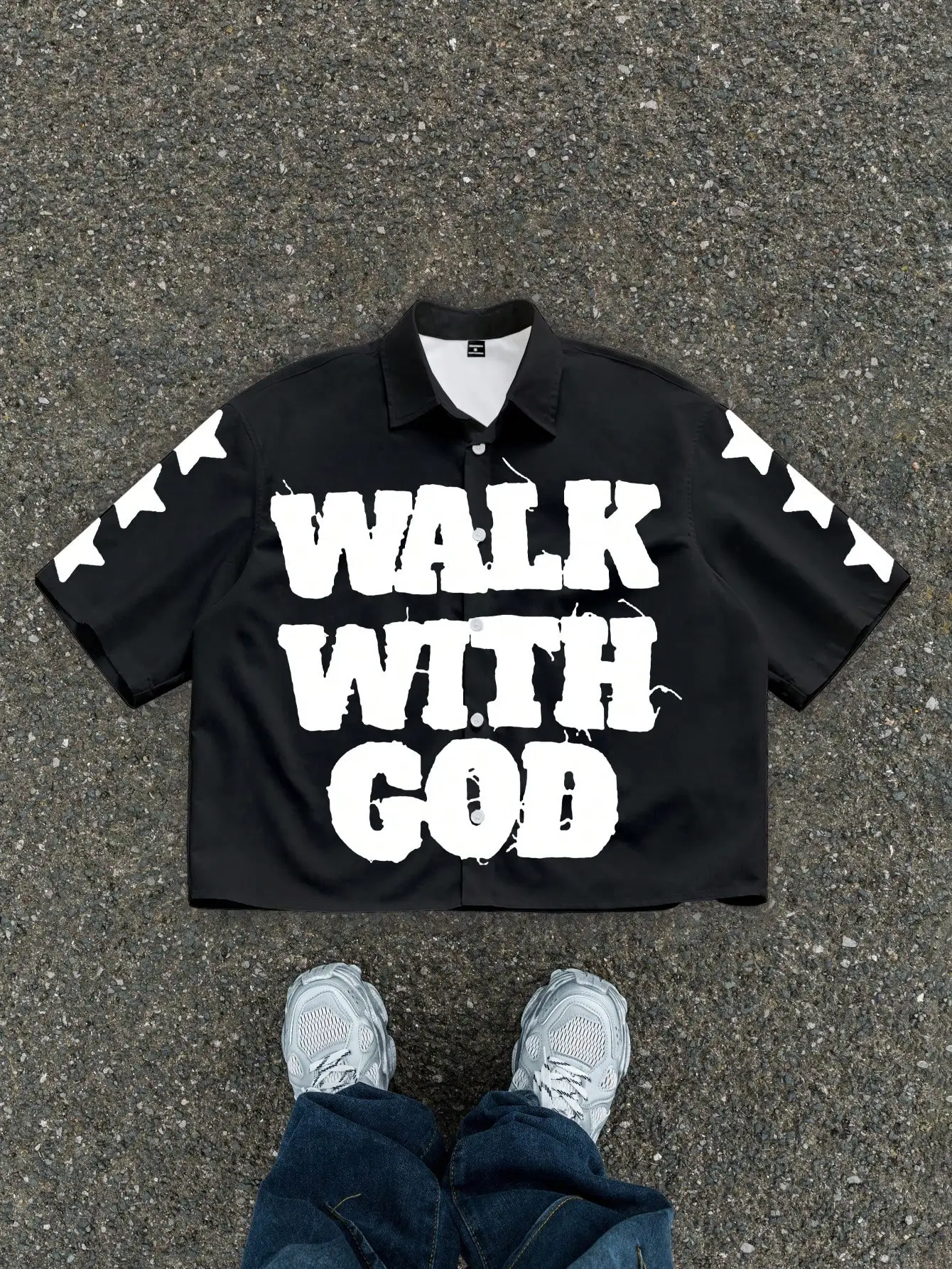 

Черная укороченная повседневная рубашка с ярким белым принтом-надписью и рукавами, украшенными звездами