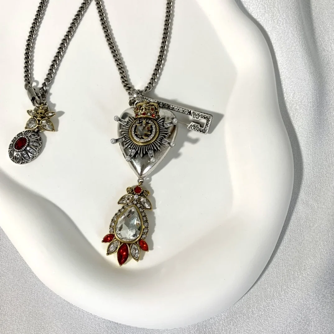 

High-quality Gothic-style new heart-shaped brooch, heart-shaped pendant, women's necklace, retro party gift