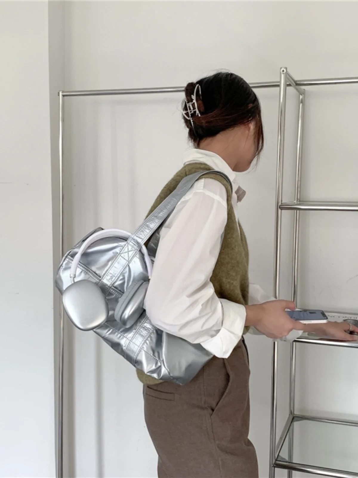 

New Retro Metal Silver Nylon Underarm Tube Bag Single oulder Sport Fitn Handbag Modern Neutral Sle Soft Polyester