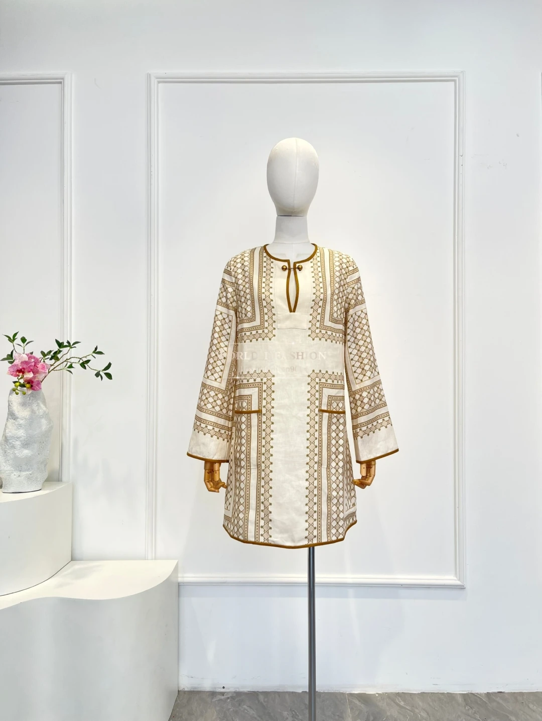 فستان متوسط الطول بأكمام طويلة وطباعة هندسية باللون البيج الكريمي 2025 وصول جديد