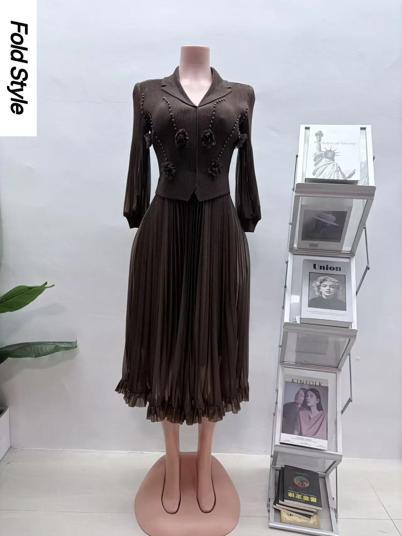 

Новое зимнее платье 2025 года Mizhai: плиссированное, с отложным воротником, расшитое бисером, с эффектом «рыбьей чешуи», бронзовое, свободное и элегантное женское платье