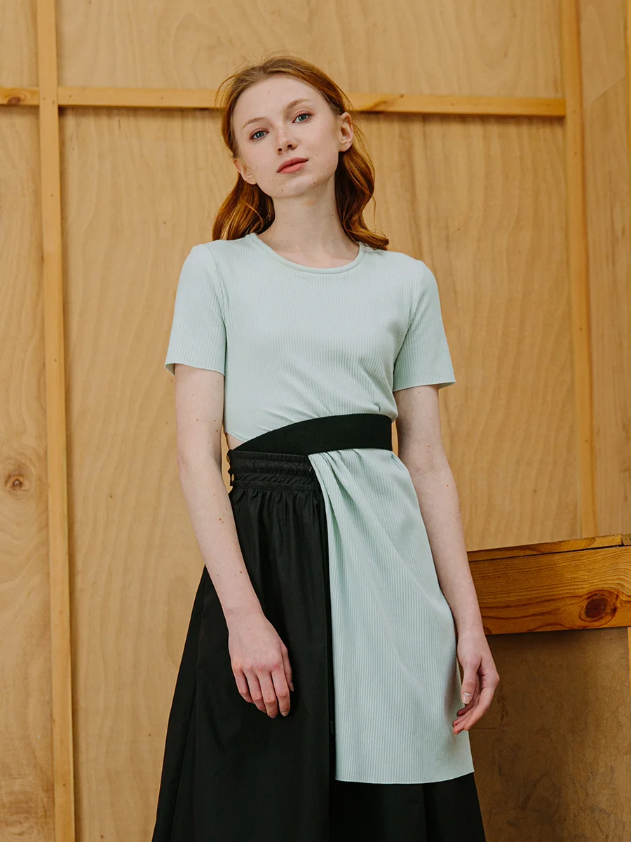 

Оригинальный дизайн, летняя новинка: трикотажная облегающая футболка с круглым вырезом, высоким разрезом и модным дизайном в стиле High Street, из хлопка.