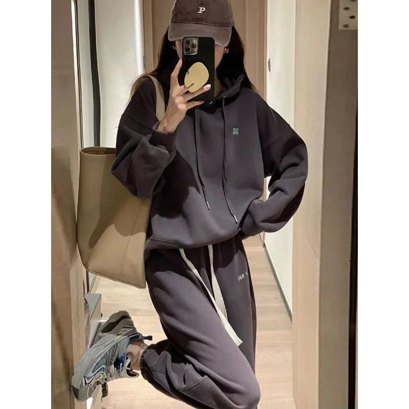 

Комплект: женское худи большого размера (240 Pou) и повседневные брюки с высокой талией и поясом. Осенний, комфортный, модный.