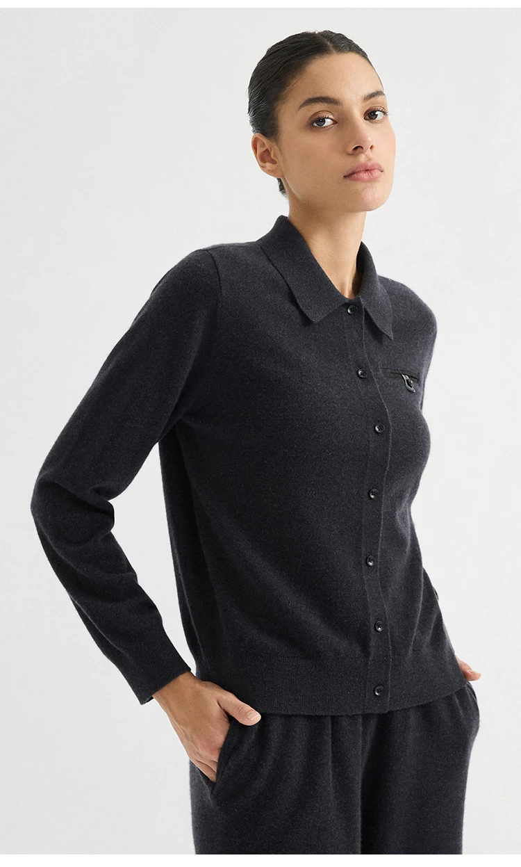 BD3621835 Damen-Cardigan aus 100% Kaschmir mit Hemdkragen, langen Ärmeln, Reißverschluss, Brusttasche, Kettenabzeichen, dezentes Old-Money-Design für den Herbst – Detail 10