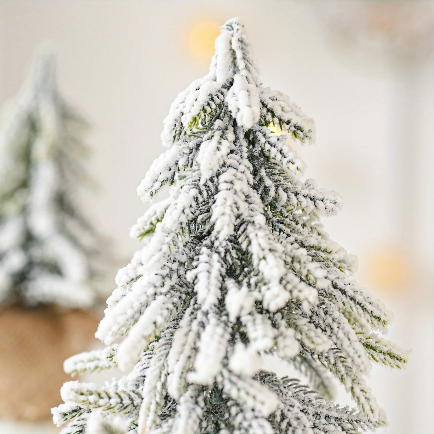 قطعة واحدة من شجرة عيد الميلاد الاصطناعية مع مشهد ثلجي قطيفة، مناسبة لعيد الميلاد ورأس السنة والمهرجانات