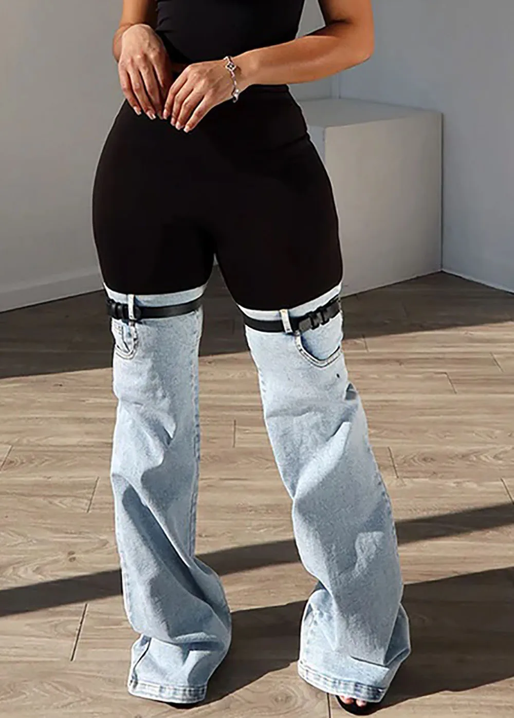 

Двухцветные джинсовые брюки-клеш для женщин. Черные леггинсы с высокой талией и прикрепленными широкими штанинами. Легкие джинсовые панели.