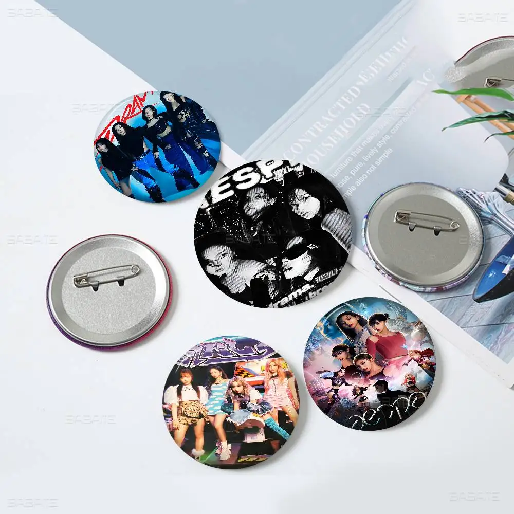 Broches de dibujos animados de película Kpop A-Aespa, insignia de Anime, broche redondo hecho a mano, alfileres de solapa, joyería para mochila, regalos de ropa