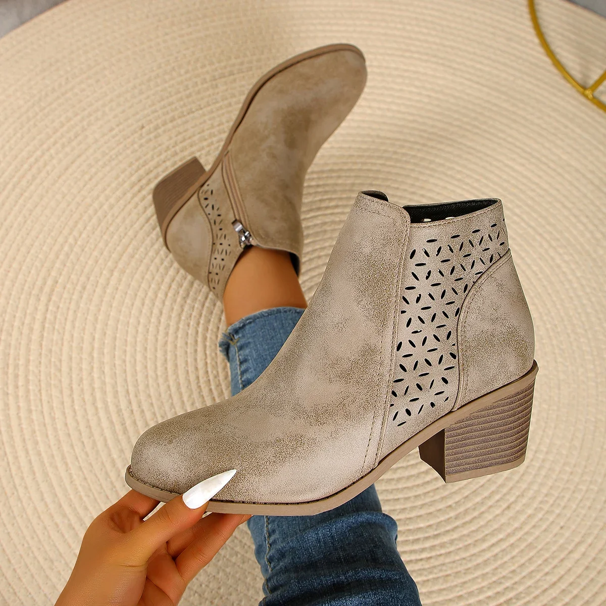 Botines de mujer 2025, nuevas botas de moda de talla grande, zapatos de mujer con punta estrecha y tacón cuadrado, zapatos de mujer con cremallera lateral para Otoño e Invierno