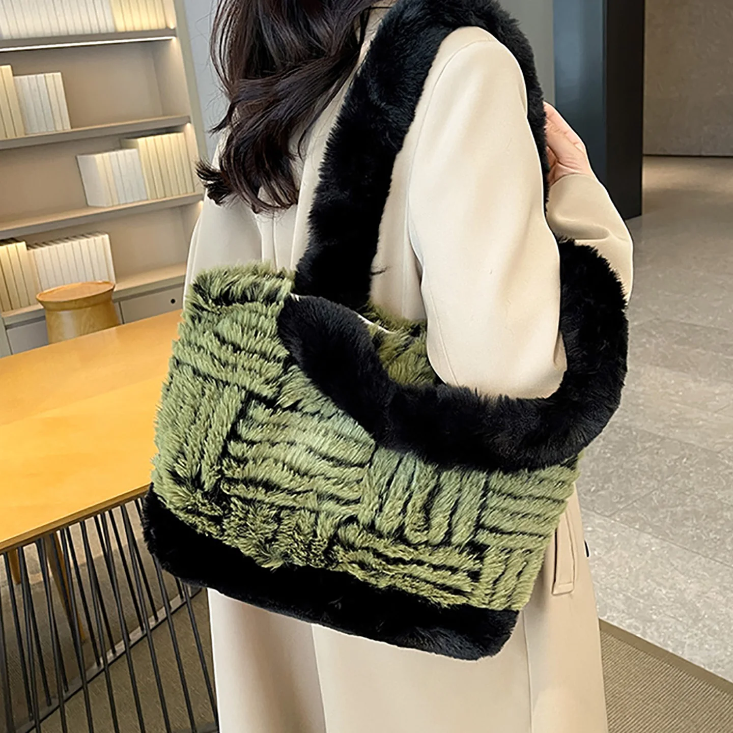 

Зеленая плюшевая сумка-тоут в стиле ретро для женщин, осень/зима, новая большая вместительная сумка на одно плечо, текстурированные сумки из искусственного меха, тренд