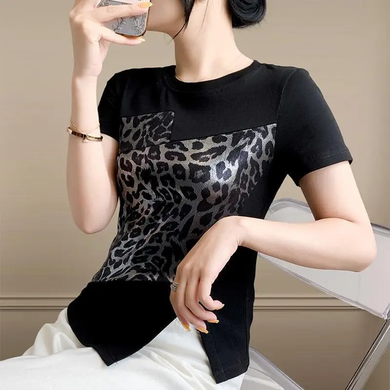 T-shirt z nieregularnym rozcięciem dla kobiet z krótkim rękawem, letni europejski wzór w cętki, łączenie moda z najwyższej półki wszechstronna koszula z półrękawem